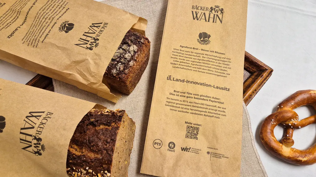 Die Bäckerei Wahn testet in den Filialen in Cottbus und im Spreewald diese Brottüten. Was steckt in dem neuen Papier für Lebensmittel?