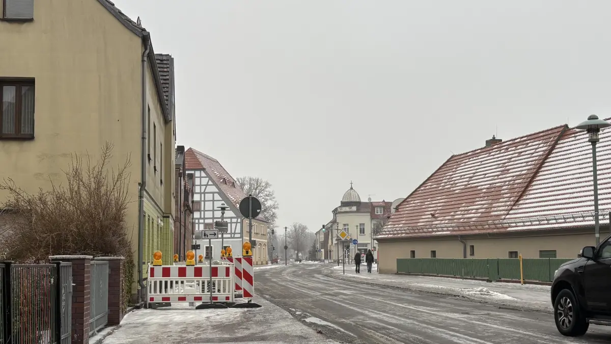 Kein Durchkommen auf dem Bürgersteig: Mitten im Zentrum von Großräschen gibt es für Fußgänger aktuell eine Barriere. Das Rathaus nennt den Grund für die Absperrung auf dem Fußweg in der Seestraße.