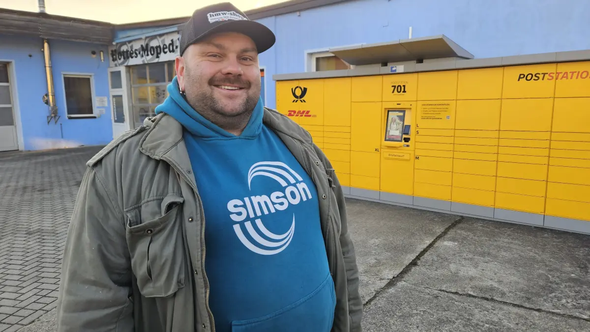 Kurze Wege statt langer Fahrten: Unternehmer Kevin Hyronimus, Inhaber der Werkstatt "Hottes-Moped-Welt", stellte einen Teil seines Hofes für eine Poststation in der Finsterwalder Straße 13a in Lauchhammer-West zur Verfügung.