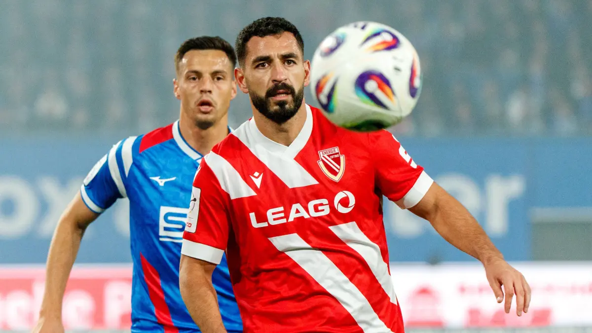 vorn Tolcay Cigerci FCE mit Kenan Fatkic Rostock GER, FC Hansa Rostock vs. FC Energie Cottbus, Fußball, Männer, 3. Liga, 09.Spieltag, Spielzeit 2025/2026, 30.09.2025 Rostock Ostseestadion Mecklenburg - Vorpommern Deutschland *** forward Tolcay Cigerci FCE with Kenan Fatkic Rostock GER, FC Hansa Rostock vs FC Energie Cottbus, Football, Men, 3 Liga, 09 Matchday, Season 2025 2026, 30 09 2025 Rostock Ostseestadion Mecklenburg Vorpommern Germany