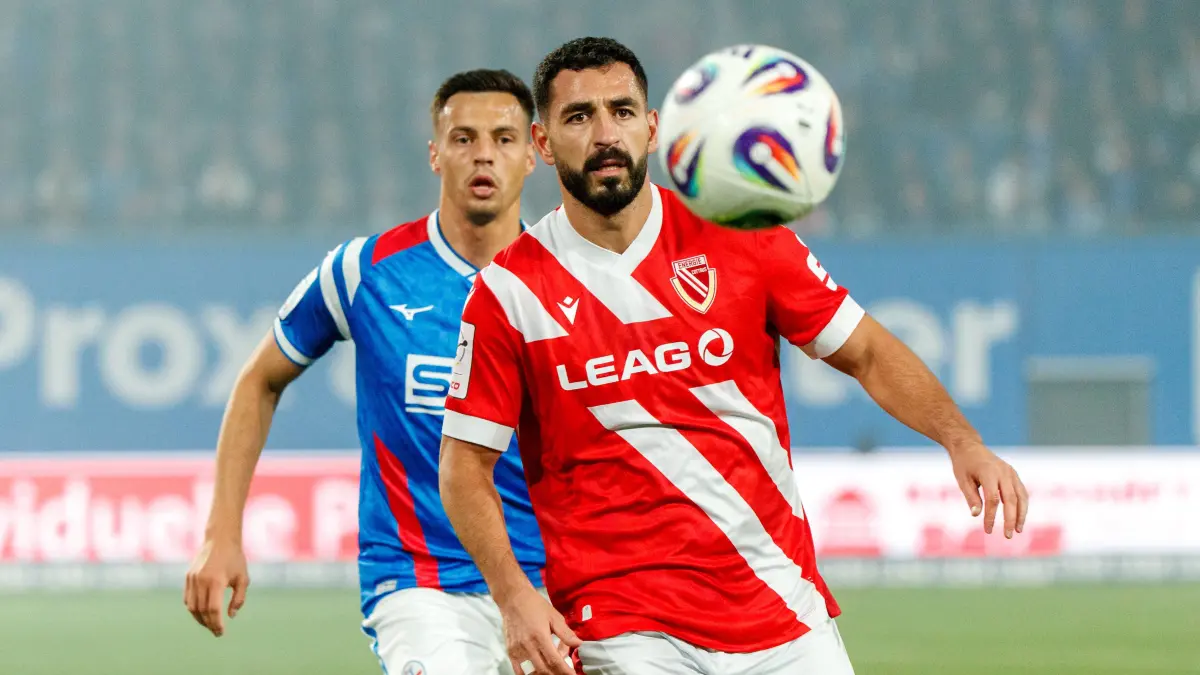 vorn Tolcay Cigerci FCE mit Kenan Fatkic Rostock GER, FC Hansa Rostock vs. FC Energie Cottbus, Fußball, Männer, 3. Liga, 09.Spieltag, Spielzeit 2025/2026, 30.09.2025 Rostock Ostseestadion Mecklenburg - Vorpommern Deutschland *** forward Tolcay Cigerci FCE with Kenan Fatkic Rostock GER, FC Hansa Rostock vs FC Energie Cottbus, Football, Men, 3 Liga, 09 Matchday, Season 2025 2026, 30 09 2025 Rostock Ostseestadion Mecklenburg Vorpommern Germany