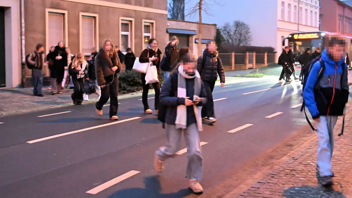 Sicherer Schulweg Fehlanzeige. Schüler des Niedersorbischen Gymnasiums, die aus Richtung Burg, Briesen und Werben mit dem Bus der Linie 47 nach Cottbus kommen, müssen die Haltestelle Hubertstraße nutzen und dabei morgens die viel befahrene Straße überqueren.