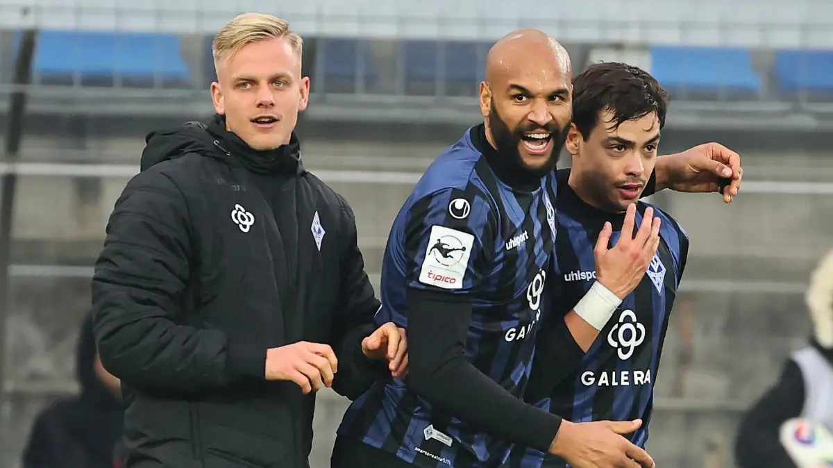 Mannheimer Spieler feiern das Tor von Francisco Masca (SV Waldhof Mannheim, #38, rechts) zum 2:2, links daneben: Janne Sietan (SV Waldhof Mannheim, #22) und Terrence Boyd (SV Waldhof Mannheim, #13)
GER, SV Waldhof Mannheim vs FC Ingolstadt, Fussball, 3. Liga, 19. Spieltag, Spielzeit 2025/2026, 20.12.2025
DFB REGULATIONS PROHIBIT ANY USE OF PHOTOGRAPHS AS IMAGE SEQUENCES AND/OR QUASI-VIDEO
Foto: Eibner-Pressefoto/Rene Weiss