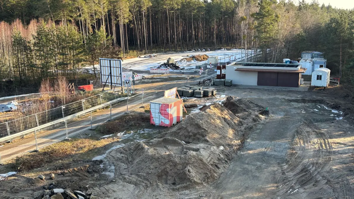 Blick vom Rostigen Nagel auf einen Teil der aktuellen Großbaustelle. Links neben dem Imbisskiosk Rostlaube werden die neuen Parkplätze einschließlich der Buswendeschleife entstehen.