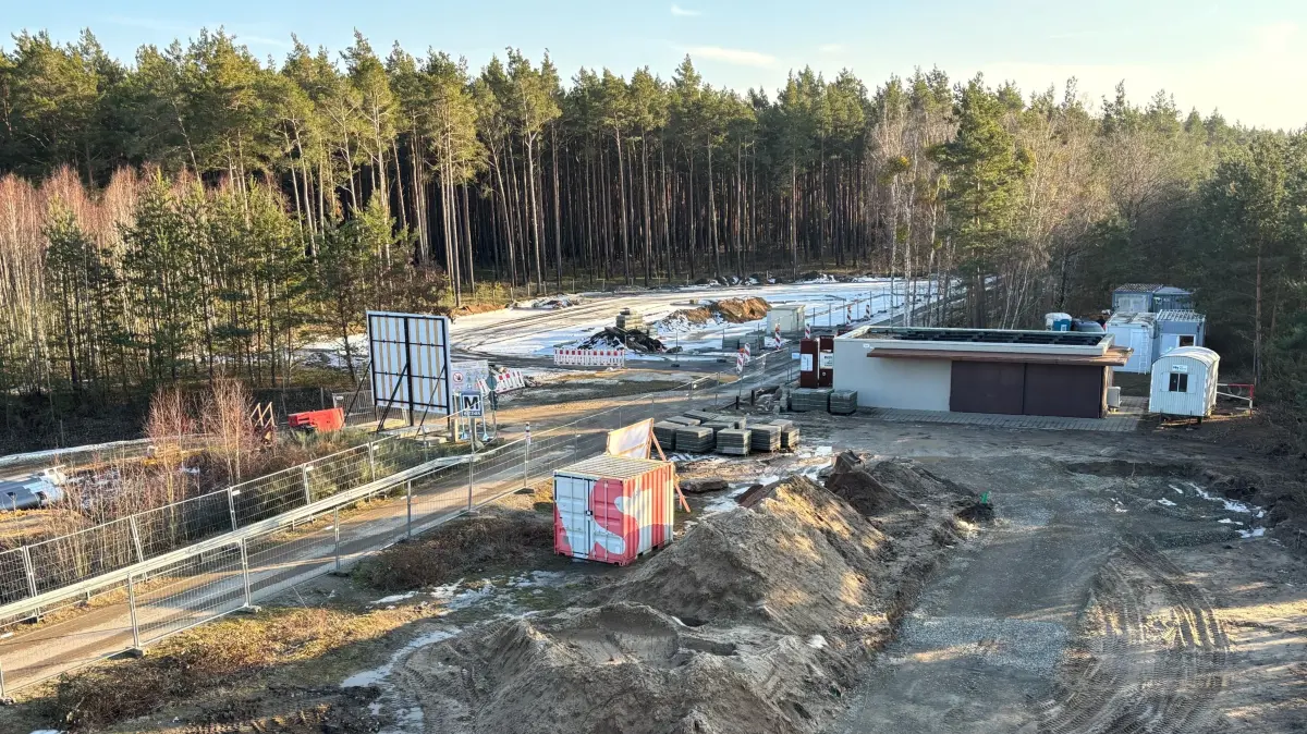 Blick vom Rostigen Nagel auf einen Teil der aktuellen Großbaustelle. Links neben dem Imbisskiosk Rostlaube werden die neuen Parkplätze einschließlich der Buswendeschleife entstehen.