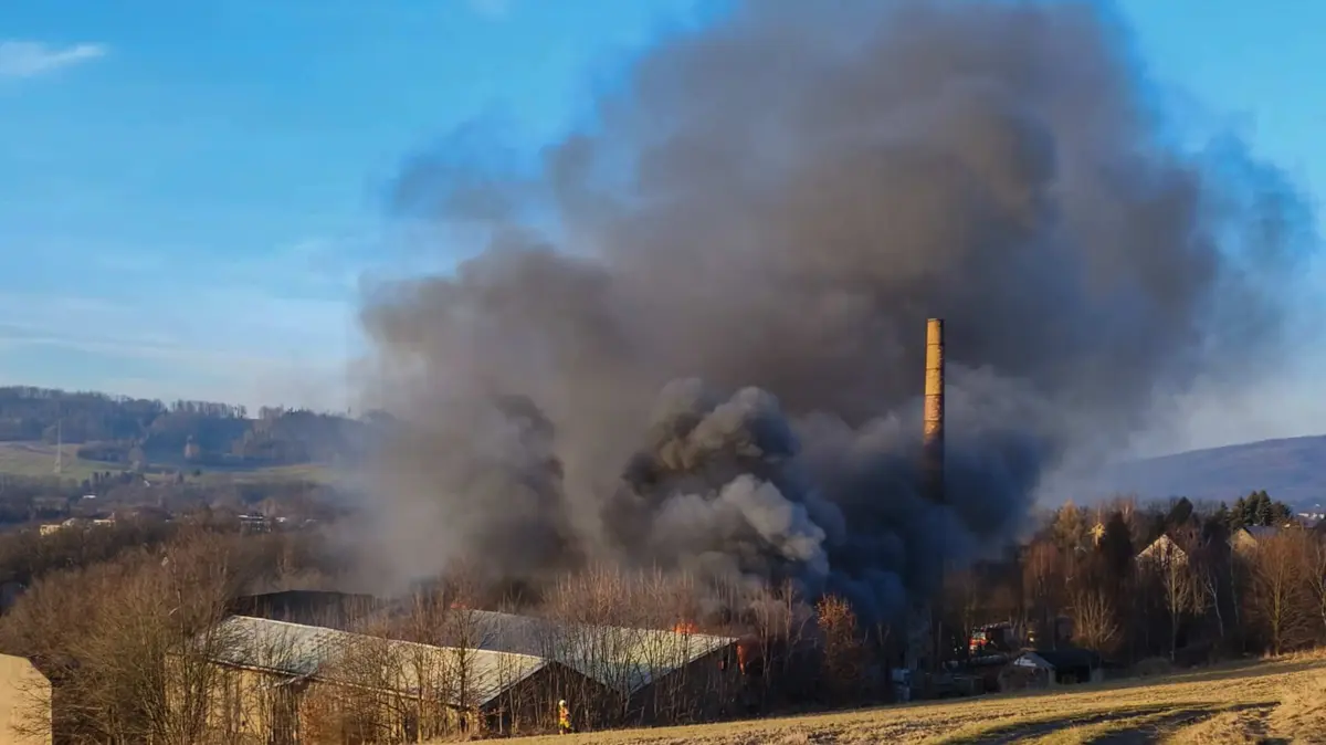 Datum: 10.02.2026 / Ort: Callenberg
Aktuell kommt es bei Schirgiswalde-Kirschau (Landkreis Bautzen) zu einem Grossbrand. Mehrere Feuerwehren aus dem Landkreis sind mit zahlreichen Einsatzkraeften im Grosseinsatz. UEber dem Stadtgebiet ist eine weithin sichtbare schwarze Rauchwolke zu erkennen.
Unbestaetigten Angaben zufolge soll es sich bei dem Brandobjekt um das Gelaende eines Schrotthandels handeln. Eine offizielle Bestaetigung hierzu liegt derzeit noch nicht vor.