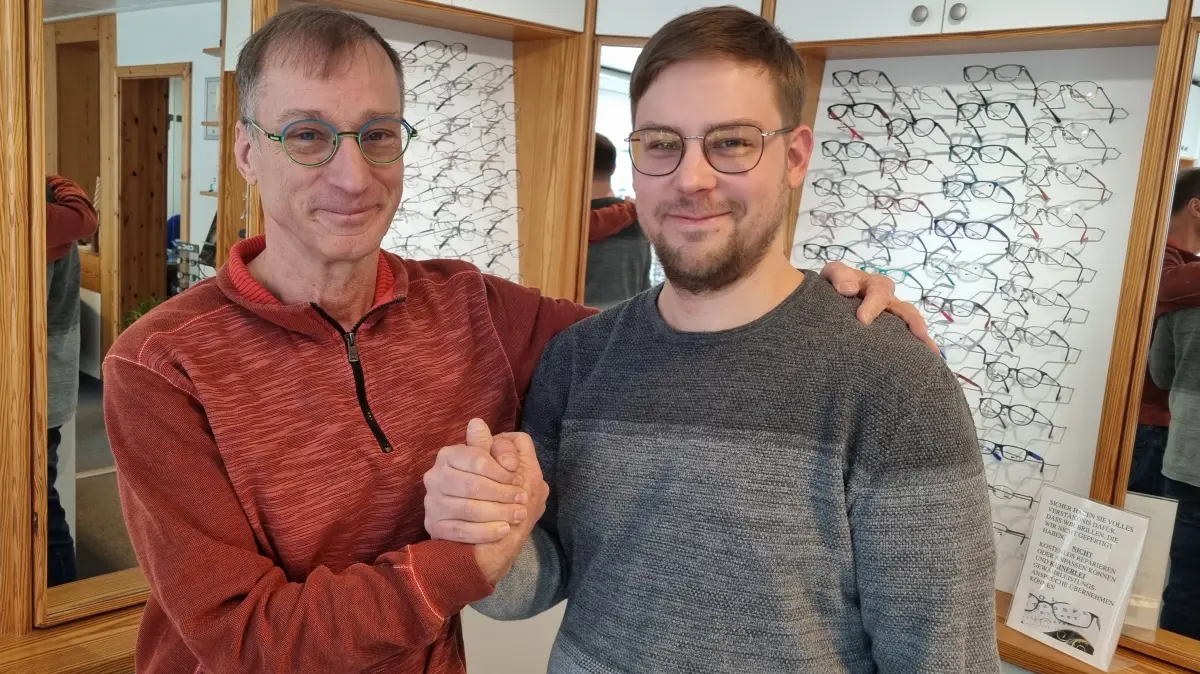 Christian Schulz hat sein Fachgeschäft für Augenoptik in der Altstadt von Lübbenau an Sohn Berthold übergeben.