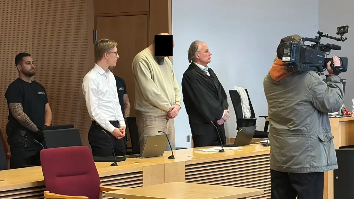 Prozessauftakt am Landgericht Frankfurt (Oder): Der Angeklagte und sein Anwalt Oliver Marson (r.)