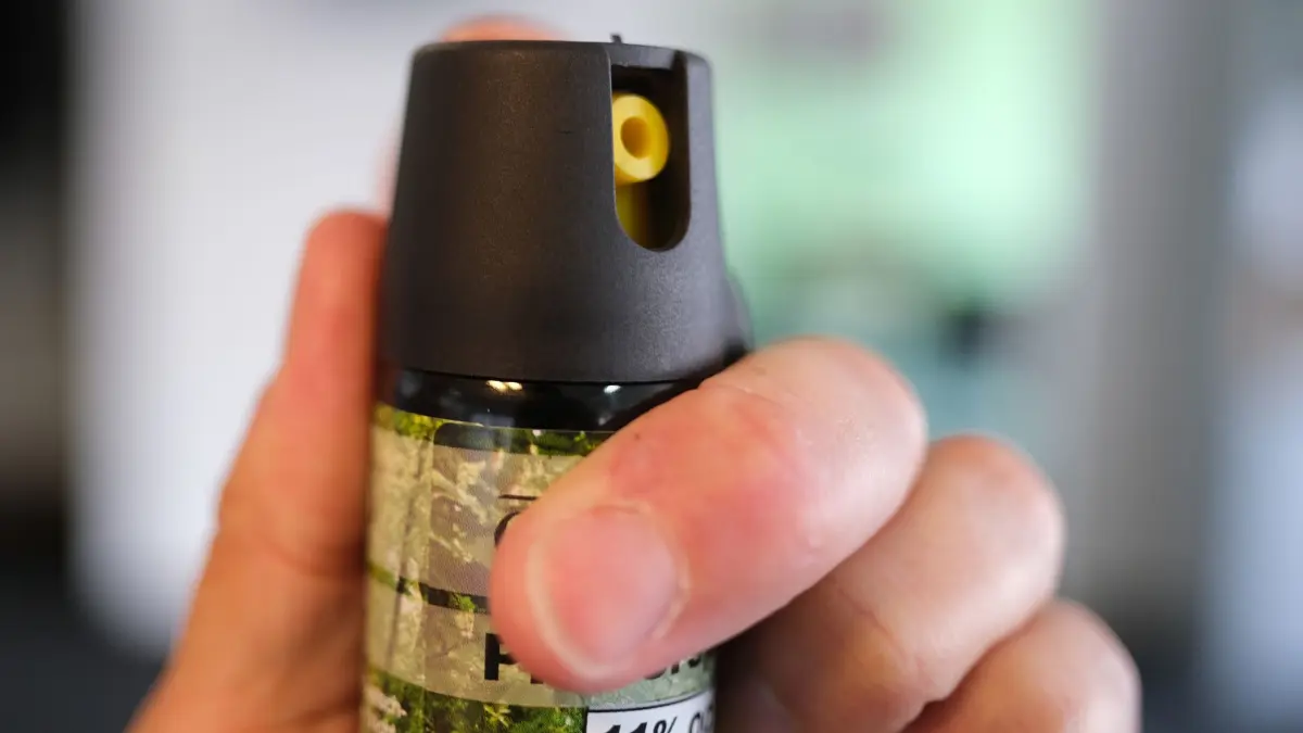 Reizgas: ARCHIV - 13.06.2024, Baden-Württemberg, Stuttgart: Eine Hand hält eine Kartusche mit Pfefferspray. (zu dpa: «Junge versprüht Reizgas an Schule - mehrere Leichtverletzte») Foto: Bernd Weißbrod/dpa +++ dpa-Bildfunk +++