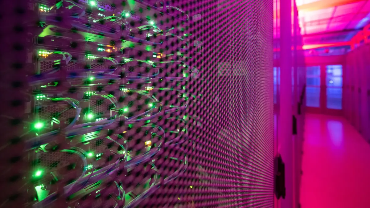 Rechenzentrum: ARCHIV - 23.01.2023, Hessen, Frankfurt/Main: LEDs leuchten in einem Serverschrank in einem Rechenzentrum. (zu dpa: «Experten: Europa braucht deutlich mehr Rechenzentren») Foto: Sebastian Gollnow/dpa +++ dpa-Bildfunk +++