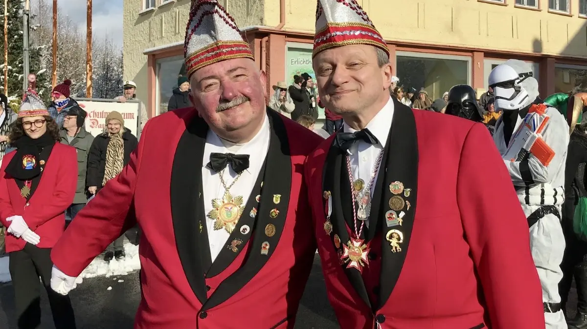 René "Keule" Koinzer, Vizepräsident des Elferrates Bad Muskau, hier mit Schatzmeister Steffen König, (v.l.n.r.) ist für jeden Spaß zu haben. Die Vorfreude auf den Karnevalsumzug 2026 in Bad Muskau ist groß.