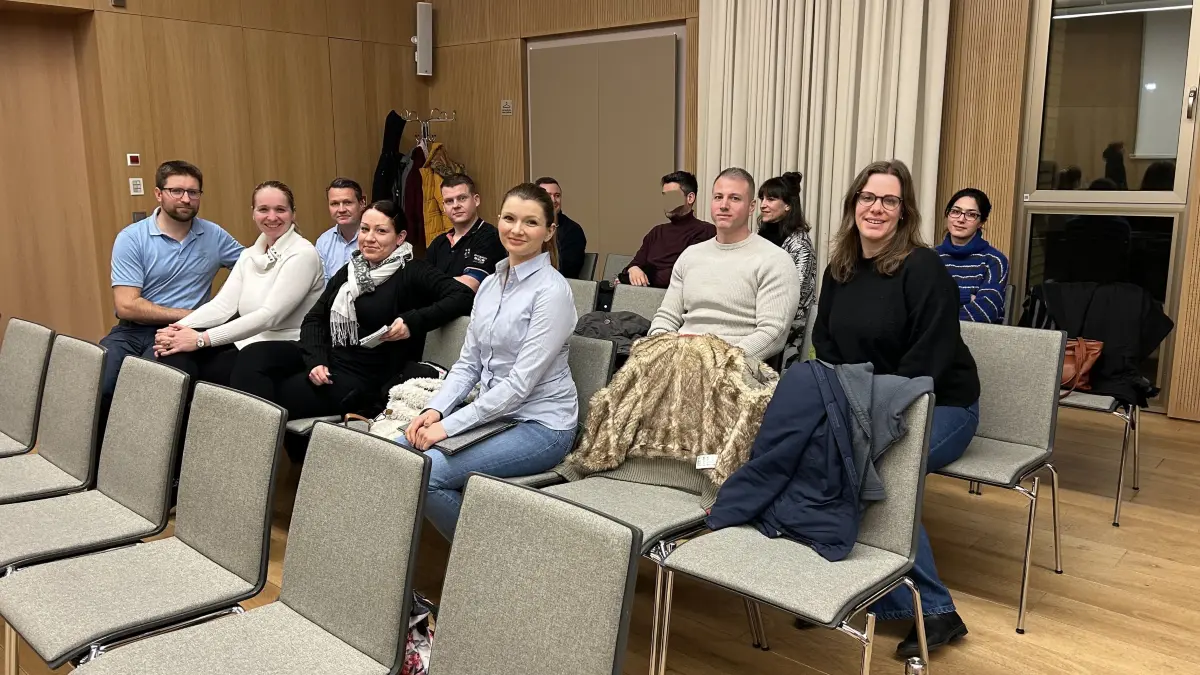 Natalia Szymczak, Carmen Neumann, Julia Witzenhausen, Sebastian Fuchs (erste Reihe von rechts nach links), Laura Wiese, Franz Schellenberg, Marcus Gamper, Henry Wachholz, (zweite Reihe von rechts nach links), Dina Seddigh Zadeh, Johanna Bohm und Marwin Galusta (von rechts nach links) möchten den neuen Elternbeirat von Königs Wusterhausen bilden. Doch das scheint nicht so einfach zu sein.