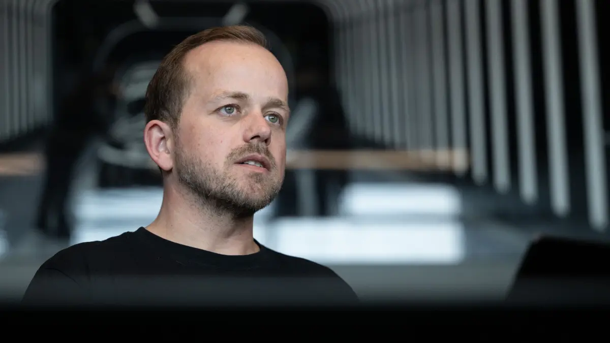 Tesla Gigafactory Berlin-Brandenburg: ARCHIV - 16.12.2025, Brandenburg, Grünheide: André Thierig, Werksleiter der Tesla Gigafactory Berlin-Brandenburg, spricht während eines Interviews mit der Dpa in einem Besprechungssaal. (zu dpa: «Eklat bei Tesla in Grünheide - Werksleiter gegen IG Metall») Foto: Sebastian Gollnow/dpa +++ dpa-Bildfunk +++