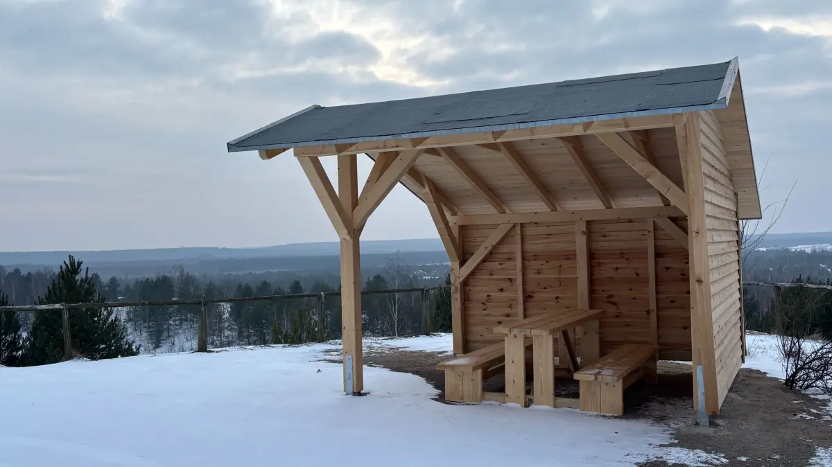 Hoch oben in den Kostebrauer Alpen thront die neue Schutzhütte. Sie bietet einen beeindruckenden Rundblick über die weitläufige Bergbaufolgelandschaft.