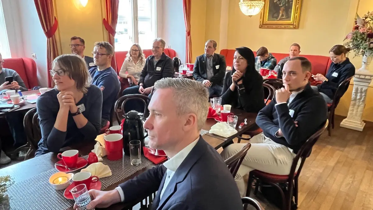 Junge Unternehmerinnen und Unternehmer im Rautenstock in Doberlug‑Kirchhain während der Begrüßung durch Carsten Böhm.