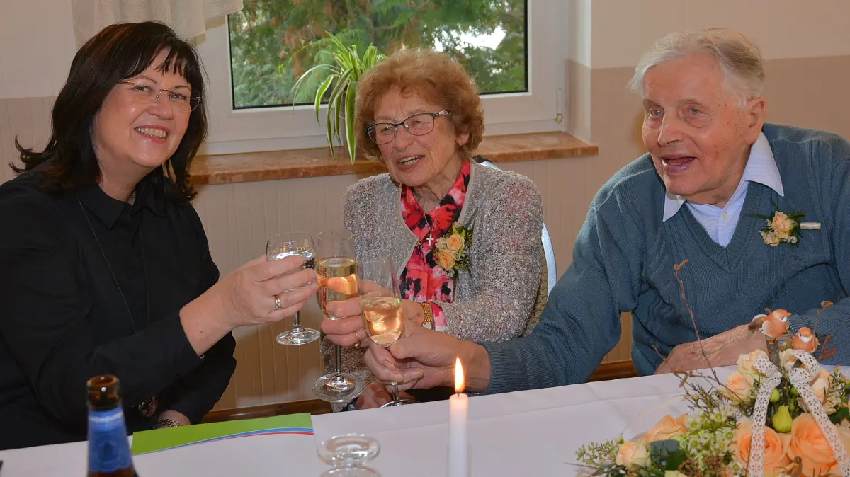 Ein Prosit auf 70 Jahre Ehe: Margarete (l.) und Manfred Kretschmar aus Spremberg stoßen mit einer lieben Gratulantin, Bürgermeisterin Christine Herntier, auf die Gnadenhochzeit an.