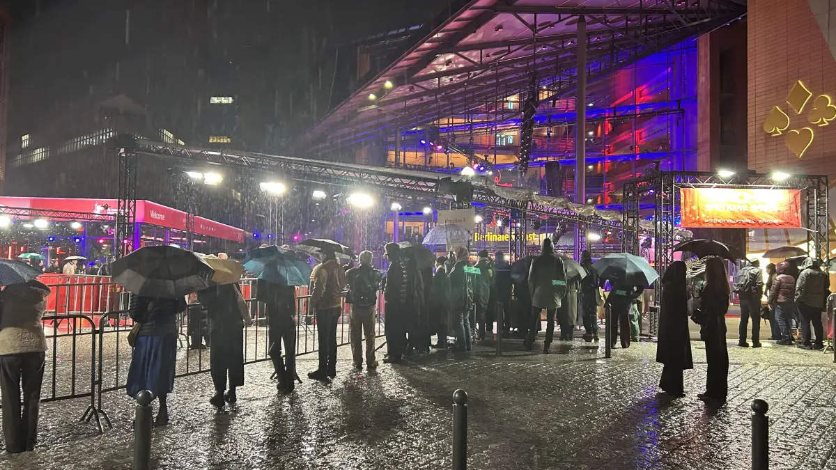 Auch der strömende Regen macht den Leuten nichts aus. Hauptsache, man hat einen guten Blick auf den roten Teppich.
