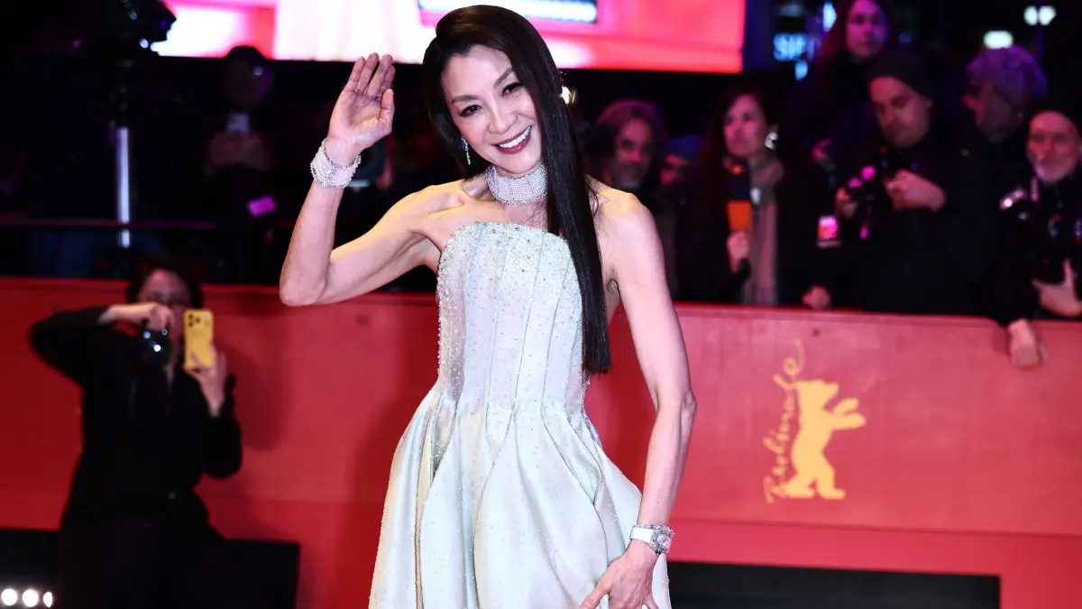 76. Berlinale - Eröffnung: 12.02.2026, Berlin: Schauspielerin Michelle Yeoh steht am Eröffnungsabend der Berlinale auf dem Roten Teppich vor dem Berlinale Palast, wo der Film «No Good Men» Premiere feiert. Die 76. Internationalen Filmfestspiele Berlin finden vom 12. bis 22. Februar 2026 statt. Foto: Christoph Soeder/dpa +++ dpa-Bildfunk +++