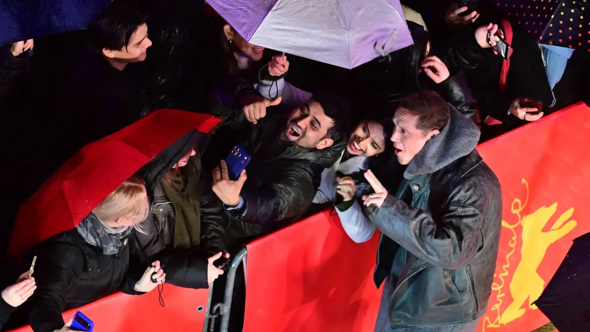 Eröffnung Berlinale - 76. Internationale Filmfestspiele Berlin: 12.02.2026, Berlin: Matthias Schweighöfer (r) macht Selfies mit Fans am Eröffnungsabend der Berlinale auf dem Roten Teppich vor dem Berlinale Palast, wo der Film «No Good Men» Premiere feiert. Die 76. Internationalen Filmfestspiele Berlin finden vom 12. bis 22. Februar 2026 statt. Foto: Sebastian Christoph Gollnow/dpa +++ dpa-Bildfunk +++
