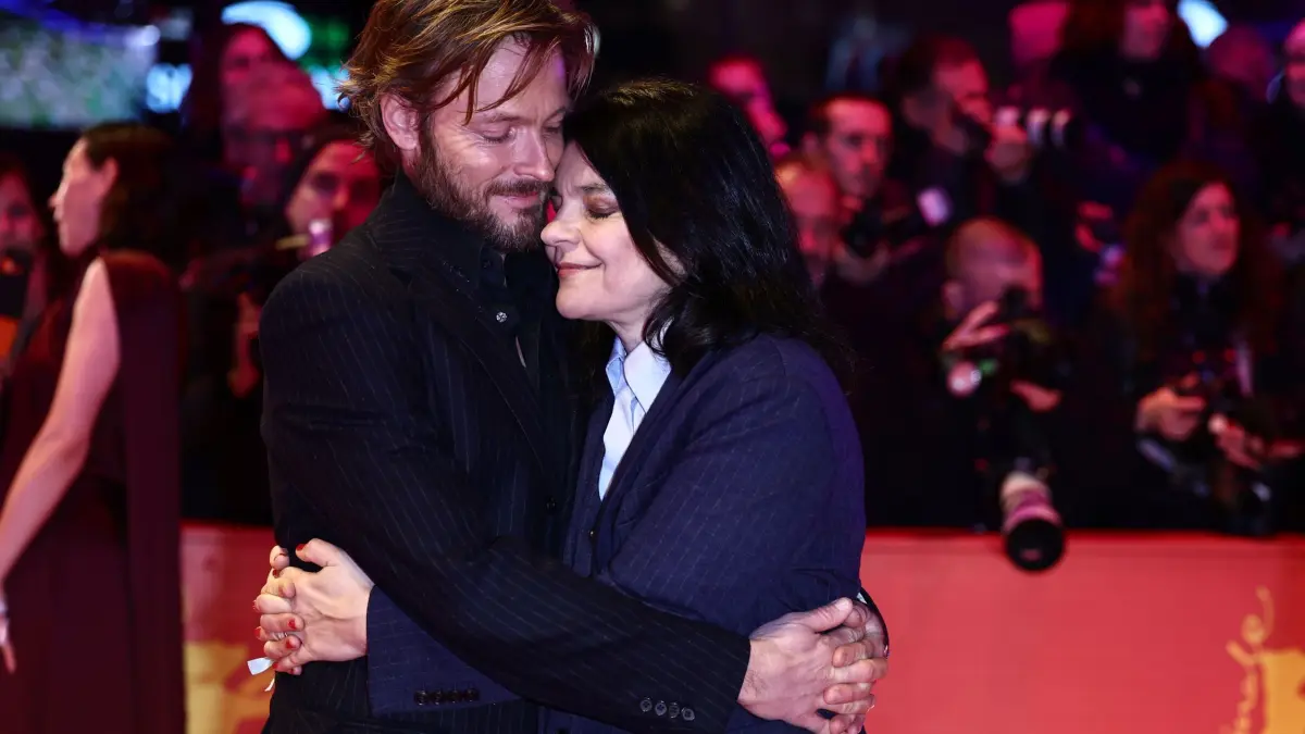 76. Berlinale - Eröffnung: 12.02.2026, Berlin: Jasmin Tabatabai und Andreas Pietschmann stehen am Eröffnungsabend der Berlinale auf dem Roten Teppich vor dem Berlinale Palast, wo der Film «No Good Men» Premiere feiert. Die 76. Internationalen Filmfestspiele Berlin finden vom 12. bis 22. Februar 2026 statt. Foto: Christoph Soeder/dpa +++ dpa-Bildfunk +++