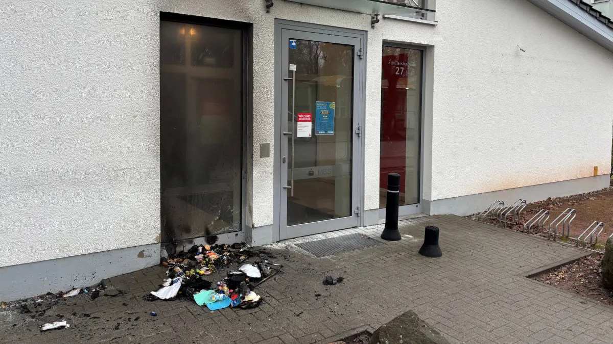 Vor dem Gebäude mit dem Bankautomaten lag am Donnerstagvormittag noch die verbrannte Einkaufsware.