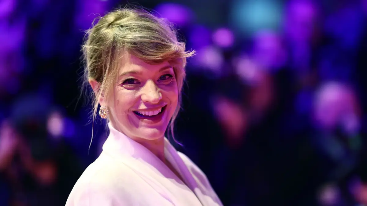 76. Berlinale - Eröffnung: 12.02.2026, Berlin: Schauspielerin Heike Makatsch steht am Eröffnungsabend der Berlinale auf dem Roten Teppich vor dem Berlinale Palast, wo der Film «No Good Men» Premiere feiert. Die 76. Internationalen Filmfestspiele Berlin finden vom 12. bis 22. Februar 2026 statt. Foto: Christoph Soeder/dpa +++ dpa-Bildfunk +++