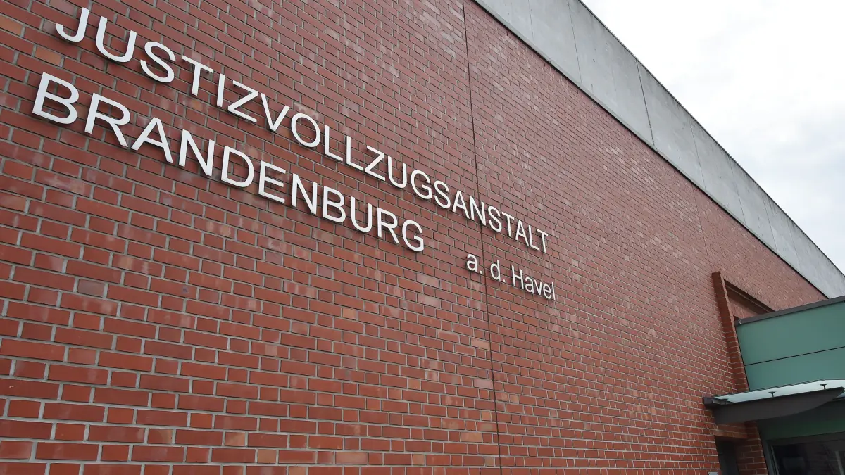 Die Justizvollzugsanstalt in Brandenburg an der Havel (Brandenburg). Frank Schmökel befindet sich derzeit in einem externen Bettenhaus, wie der Justizminister mitteilt. (Symbolbild)