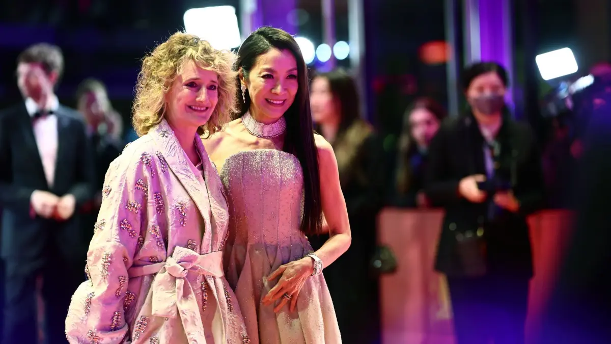 76. Berlinale - Eröffnung: 12.02.2026, Berlin: Schauspielerin Michelle Yeoh (r) und Berlinale-Chefin Tricia Tuttle stehen am Eröffnungsabend der Berlinale auf dem Roten Teppich vor dem Berlinale Palast, wo der Film «No Good Men» Premiere feiert. Die 76. Internationalen Filmfestspiele Berlin finden vom 12. bis 22. Februar 2026 statt. Foto: Christoph Soeder/dpa +++ dpa-Bildfunk +++