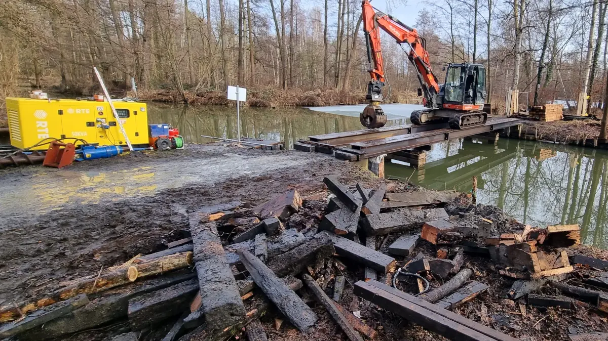 Bereits zurückgebaut worden ist am Wotschofskaweg in Lübbenau die Strufenbrücke über das Lehder Fließ. Für den Baggereinsatz musste eine Behelfsbrücke gebaut werden.