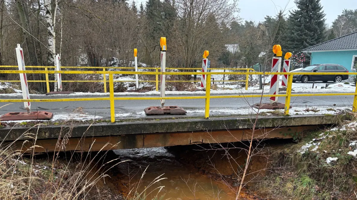 Ziemlich desolat präsentiert sich die Brücke über den Meuroer Graben in der Drochower Straße. Deshalb wurde die Fahrbahn eingeengt sowie eine Geschwindigkeits- und Tonnagebegrenzung festgelegt.