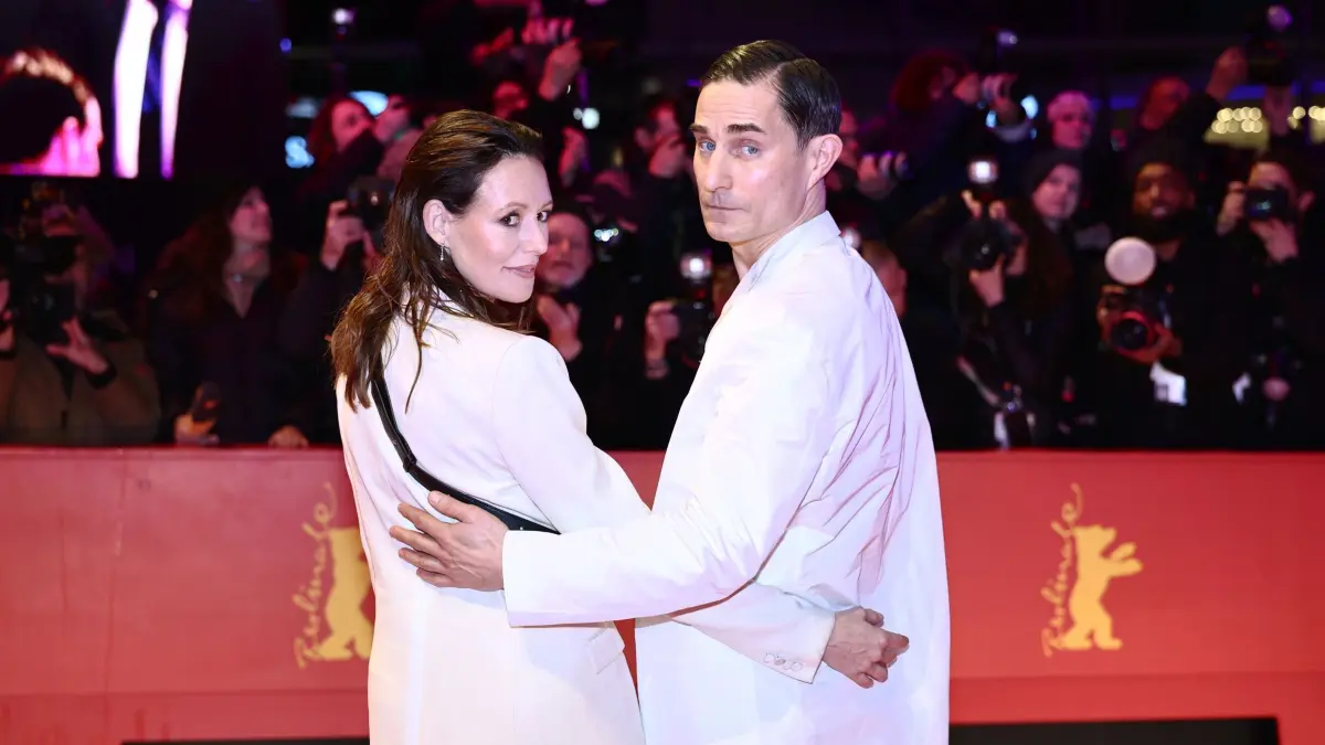 76. Berlinale - Eröffnung: 12.02.2026, Berlin: Die Schauspieler Lavinia Wilson und Clemens Schick am Eröffnungsabend der Berlinale auf dem Roten Teppich vor dem Berlinale Palast, wo der Film «No Good Men» Premiere feiert. Die 76. Internationalen Filmfestspiele Berlin finden vom 12. bis 22. Februar 2026 statt. Foto: Christoph Soeder/dpa +++ dpa-Bildfunk +++