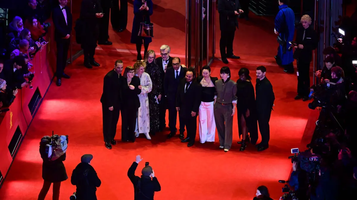 Eröffnung Berlinale - 76. Internationale Filmfestspiele Berlin: 12.02.2026, Berlin: Berlinale-Chefin Tricia Tuttle, Jurypräsident Wim Wenders und die Jurymitglieder Min Bahadur Bham, Bae Doona, Shivendra Singh Dungarpur, Reinaldo Marcus Green, Hikari und Ewa Puszczynska und Gäste stehen am Eröffnungsabend der Berlinale auf dem Roten Teppich vor dem Berlinale Palast, wo der Film «No Good Men» Premiere feiert. Die 76. Internationalen Filmfestspiele Berlin finden vom 12. bis 22. Februar 2026 statt. Foto: Sebastian Christoph Gollnow/dpa +++ dpa-Bildfunk +++