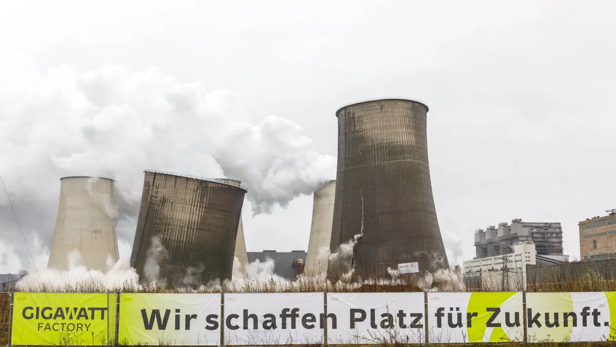 Sprengung der Kuehltuerme im Altkraftwerk Boxberg, 06.12.2024,**Foto: LEAG / Andreas Franke**