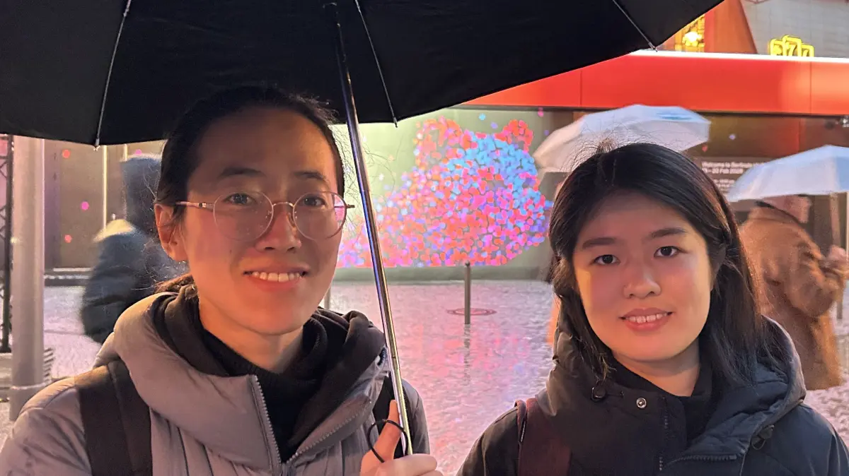 Die Studentinnen Yangzhuofan Guen und Yang Suyao aus China. Sie sind heute Abend vor allem für die Schauspielerin Michelle Yeoh hier.