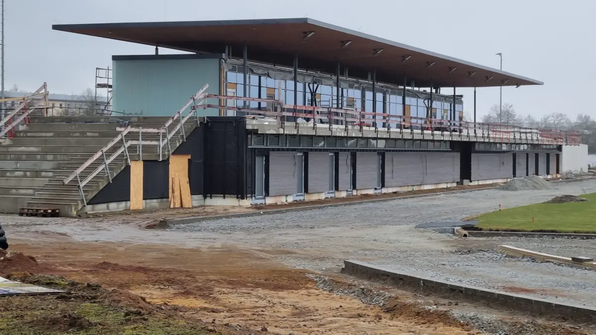 Sozialgebäude mit Außenanlagen im Sportpark Lübbenau. In den letzten Wochen war der Baufortschritt aufgrund der Witterungsverhältnisse nicht sehr groß.