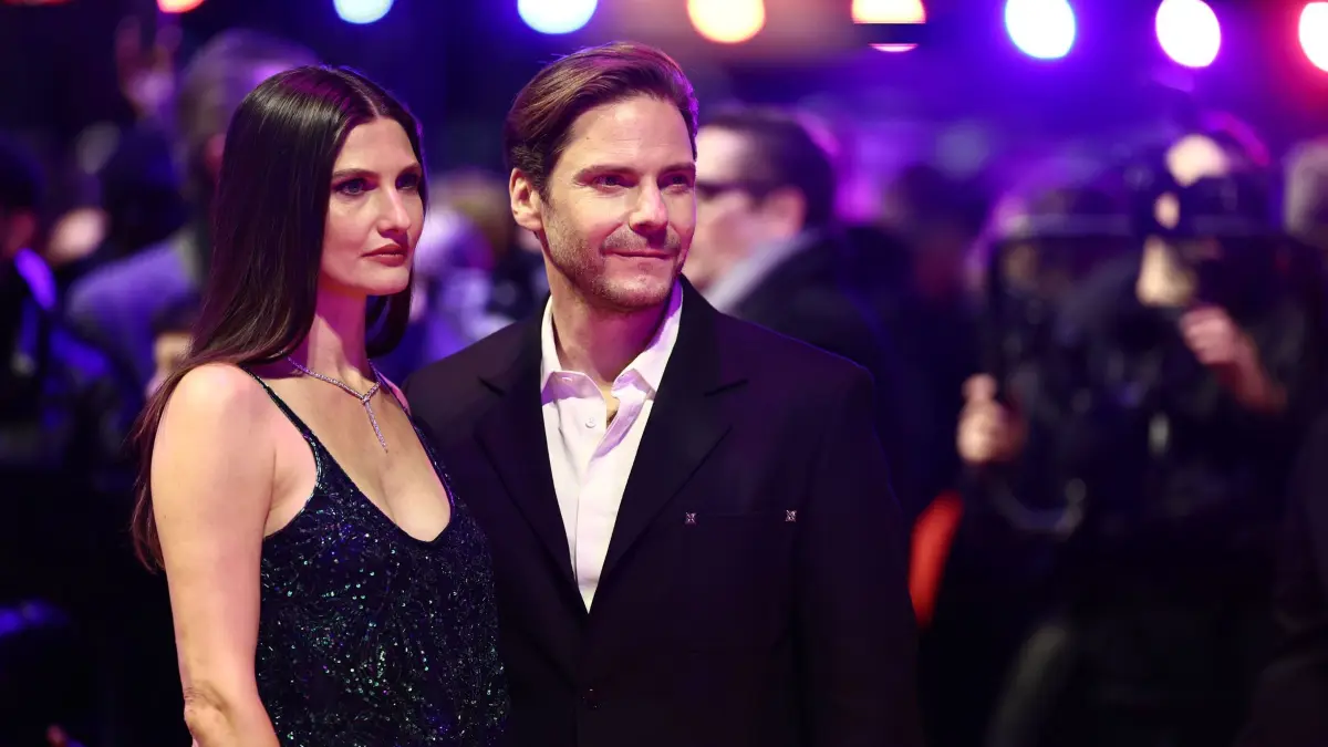 76. Berlinale - Eröffnung: 12.02.2026, Berlin: Schauspieler Daniel Brühl und seine Frau Felicitas Rombold stehen am Eröffnungsabend der Berlinale auf dem Roten Teppich vor dem Berlinale Palast, wo der Film «No Good Men» Premiere feiert. Die 76. Internationalen Filmfestspiele Berlin finden vom 12. bis 22. Februar 2026 statt. Foto: Christoph Soeder/dpa +++ dpa-Bildfunk +++