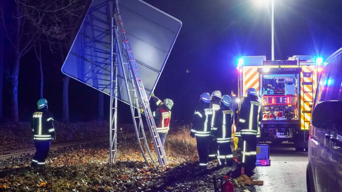 Auch dieses große Verkehrsschild wurde durch den Unfall auf der B 156 zwischen Krauschwitz und Weißwasser beschädigt.