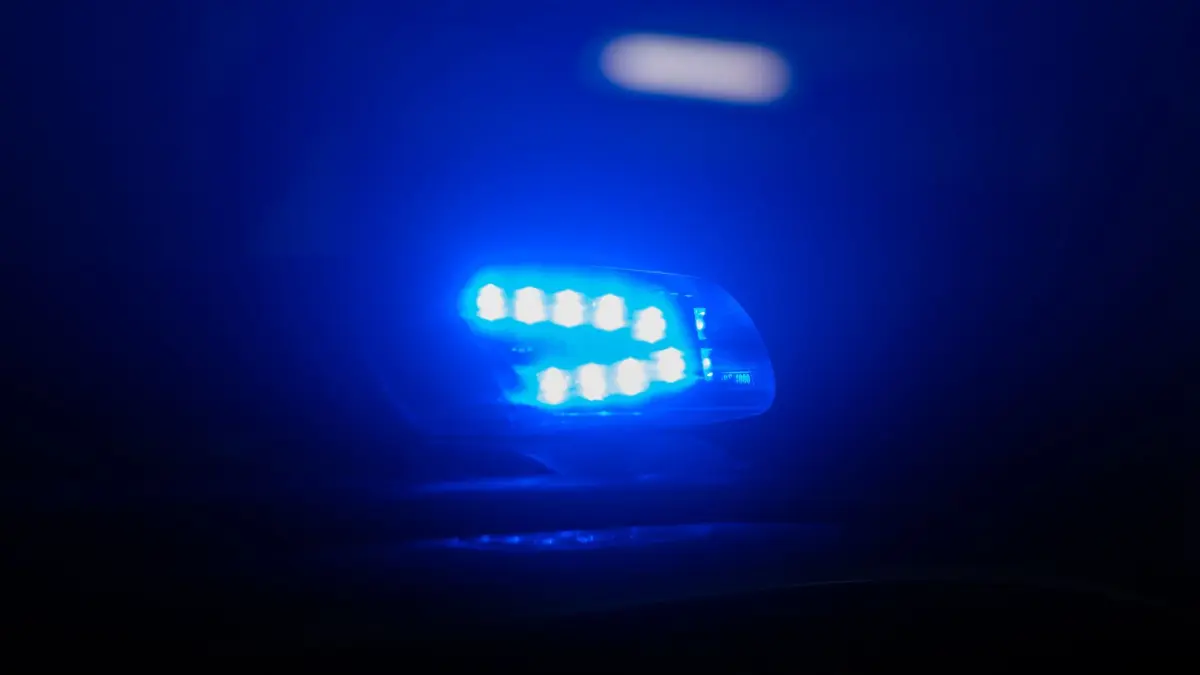 Polizei Symbolbild: ARCHIV - 18.01.2024, Sachsen, Dresden: Blaulicht leuchtet auf dem Dach eines Polizeiautos. (zu dpa: «Drohbrief und Steinwurf auf Haus von Kommunalwahlkandidat») Foto: Robert Michael/dpa +++ dpa-Bildfunk +++