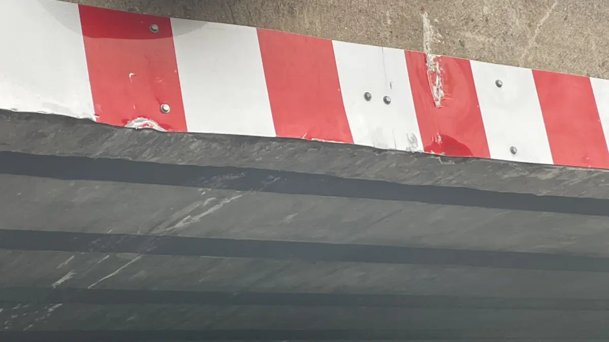 Schrammen und ein verbogenes Blech an der Kleinen Unterführung in Finsterwalde - ob sie möglicherweise von einem Verkehrsunfall stammen, muss die Polizei jetzt ermitteln.