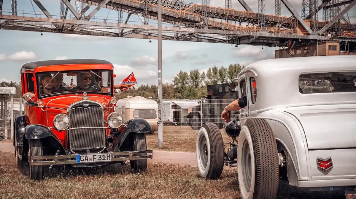 Getunte Hot Rods und liebevoll restaurierte Oldtimer ziehen beim Festival die Blicke der Besucher auf sich. Die glänzenden Karosserien und individuellen Umbauten sind das Herzstück des US-Car-Treffens an der F60.