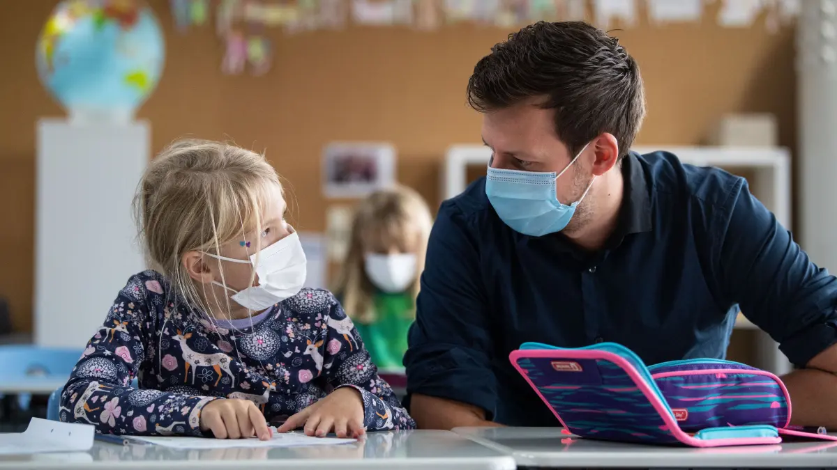 Lehrer Joschka Dusil und Schüler der Klassen 1, 2 und 4 der Liebenauschule bei einer Nachmittagsunterrichtseinheit im Rahmen des Programms „Lernen mit Rückenwind“. Mit dem auf zwei Jahre angelegten Programm soll Kindern und Jugendlichen geholfen werden, Corona-Folgen und Lernlücken zu bewältigen. +++ dpa-Bildfunk +++