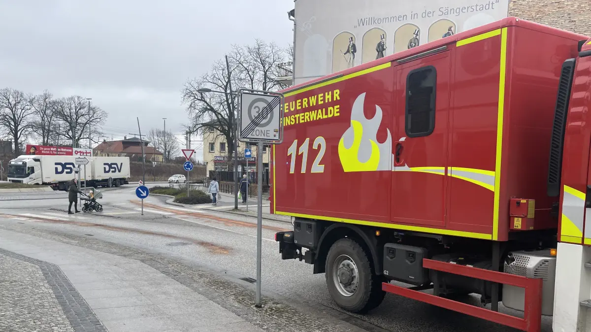Feuerwehr und Polizei mussten am Freitagvormittag zu einem Einsatz im Stadtgebiet Finsterwalde. Grund war eine lange Ölspur. Die Hintergründe.