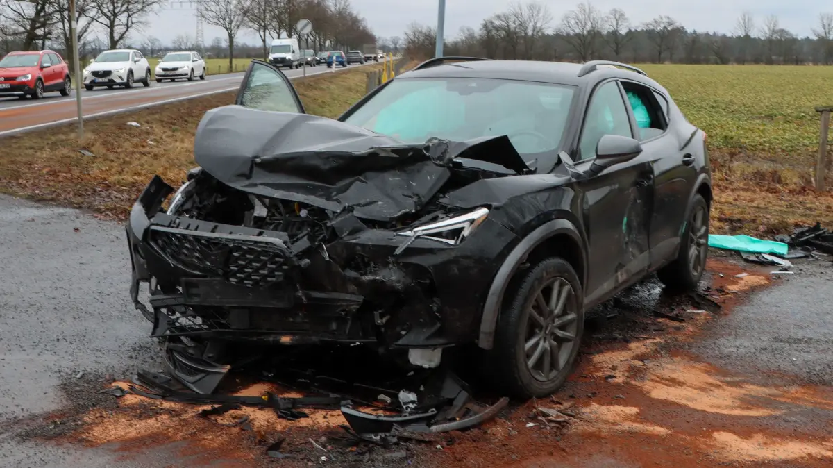 Unfall bei Großräschen: Einer der beiden Unfallwagen ist nach dem Crash sichtlich lädiert