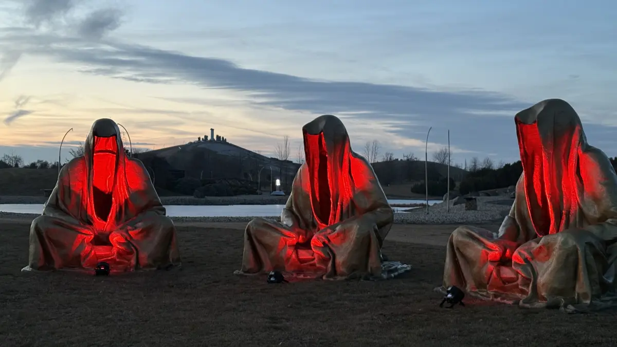 Die „Guardians of Time", die „Wächter der Zeit" des befreundeten Künstlers Manfred Kielnhofer werden von Jörn Hanitzsch besonders in Szene gesetzt. Sie sind wahrlich im Findlingspark Nochten ein Hingucker.