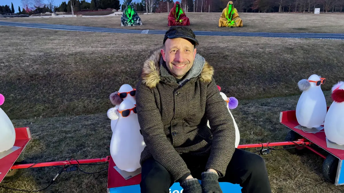 Jörn Hanitzsch aus Cottbus ist ein bekannter Lichtkünstler. Er sorgt für das erste Frühlingsleuchten im Findlingspark Nochten.