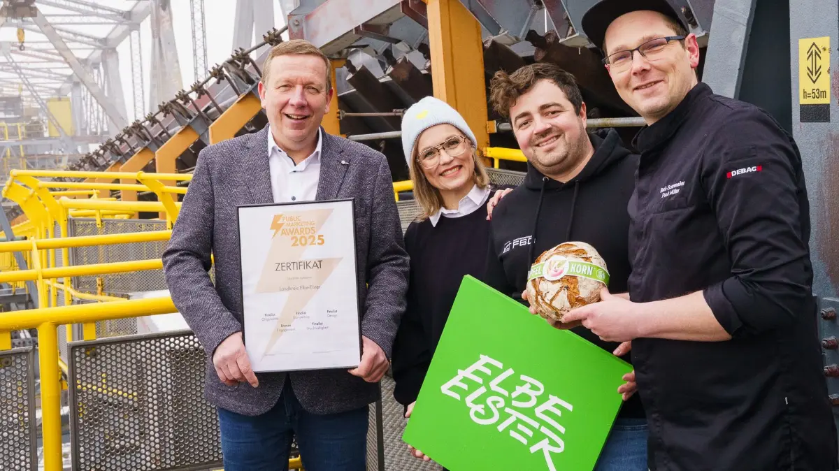 Großer Marketing-Erfolg für Elbe-Elster und schon wieder eine neue Idee für die Vermarktung der F60 bei Lichterfeld: Landrat Christian Jaschinski, Marketingkoordinatorin Janine Niederstraßer, Markus Weise, Geschäftsführer der F60 Concept GmbH, und Brotsommelier Paul Müller (v.l.).