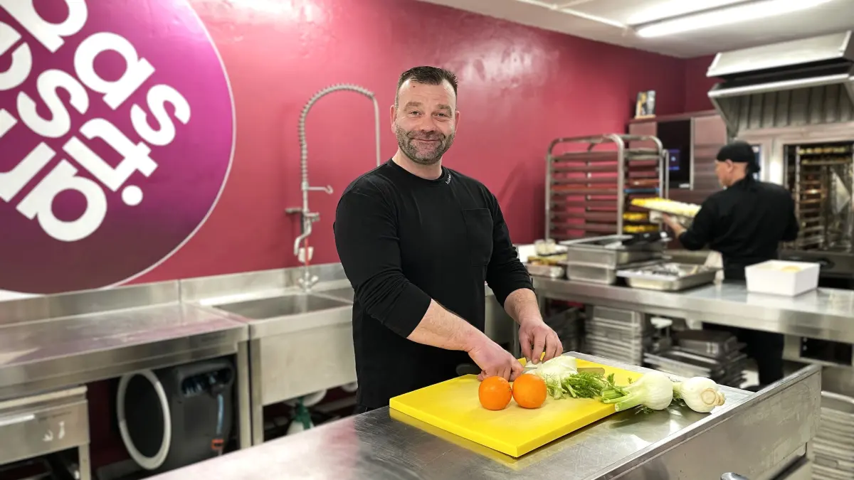 Sebastian Drogott schneidet am 12.02.2026 in seiner Vorbereitungsküche in Cottbus Fenchel.