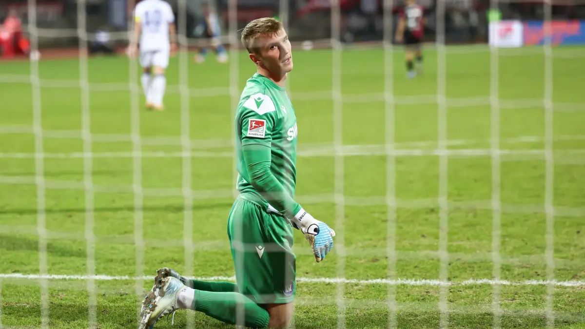 1. FC Nürnberg - Karlsruher SC: 13.02.2026, Bayern, Nürnberg: Fußball: 2. Bundesliga, 1. FC Nürnberg - Karlsruher SC, 22. Spieltag, Max-Morlock-Stadion. Torwart Hans Christian Bernat vom Karlsruher SC reagiert auf den Treffer zum 0:3. Foto: Daniel Löb/dpa - WICHTIGER HINWEIS: Gemäß den Vorgaben der DFL Deutsche Fußball Liga bzw. des DFB Deutscher Fußball-Bund ist es untersagt, in dem Stadion und/oder vom Spiel angefertigte Fotoaufnahmen in Form von Sequenzbildern und/oder videoähnlichen Fotostrecken zu verwerten bzw. verwerten zu lassen. +++ dpa-Bildfunk +++