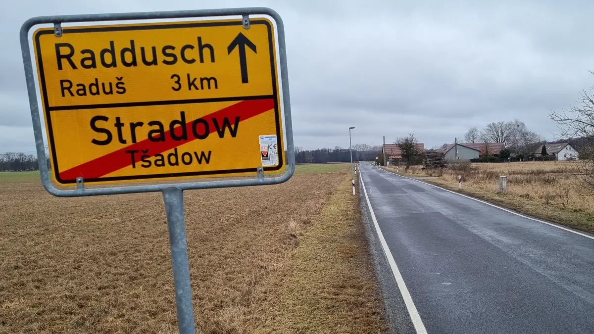 Radfahrer nutzen häufig die Ortsverbindung zwischen Raddusch und Stradow.