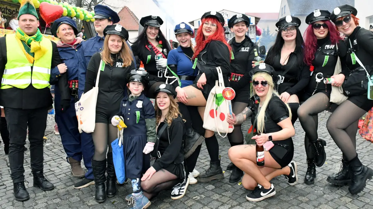 Für garantiert superscharfe Kontrollen sorgt beim Umzug in Plessa die Sittenpolizei.
